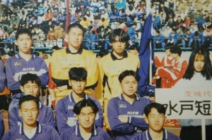 93年選手権出場時の本間幸司選手（写真3列目左から2番目）と大平衛さん（写真2列目右）