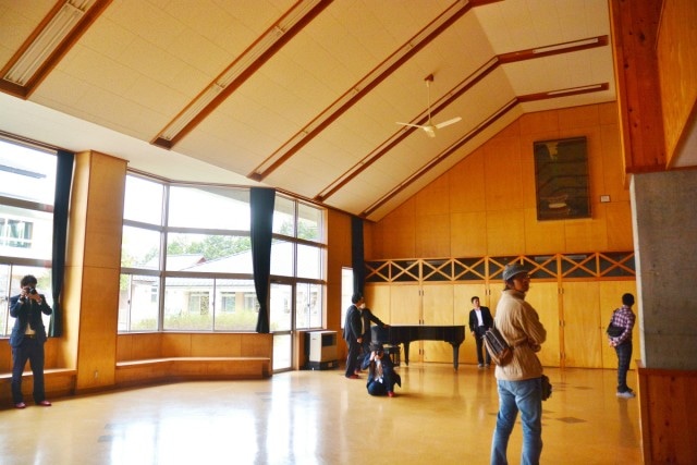 校舎内にあるホール。グランドピアノがあり、コンサートなども開催できそうです。 【写真　米村優子】