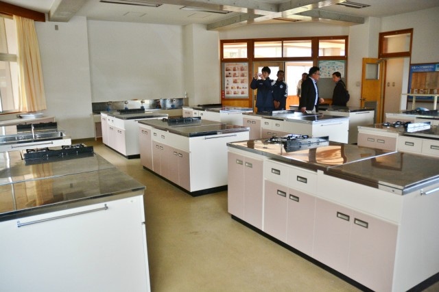 調理室。ガスコンロやガスオーブンがそれぞれのテーブルに設置されています。 【写真　米村優子】