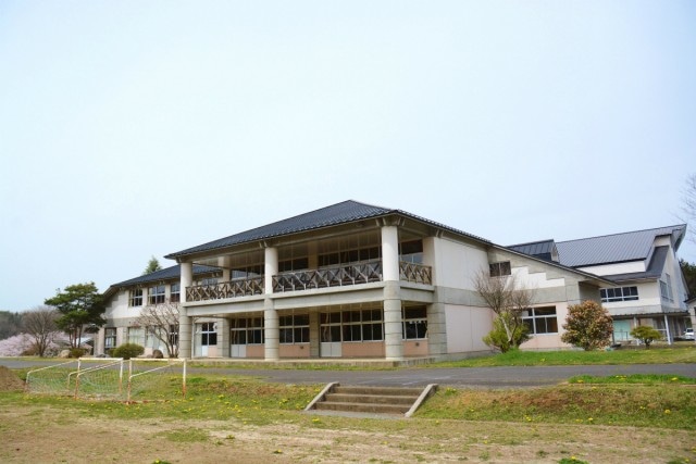 グラウンドから見た校舎。大きなテラスがある立派な施設です。. 【写真　米村優子】