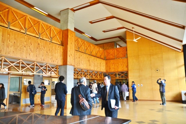 天井高の開放的なホール。さまざまなイベントに活用できます。 【写真　米村優子】
