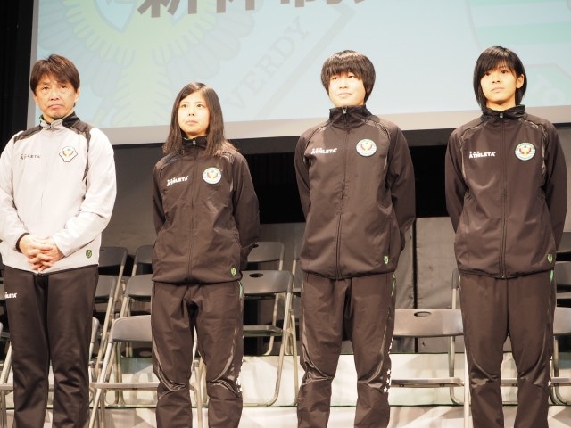日テレ・ベレーザ、新体制発表。左から森栄次監督、新加入の三浦成美、宮川麻都、小林里歌子。