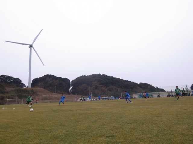 遠くに風車を望む館山市出野尾多目的広場。