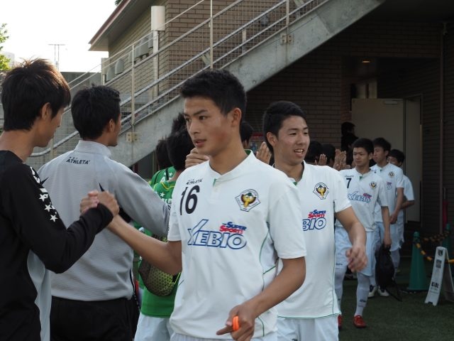 ピッチに出ていく選手たち。写真はDF16谷口栄斗（2年）。