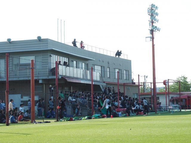 大原サッカー場のスタンドは鈴なりの観客。