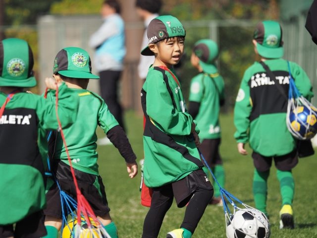 東京ヴェルディサッカー幼児園の子どもたちがグラウンドにやってきた。