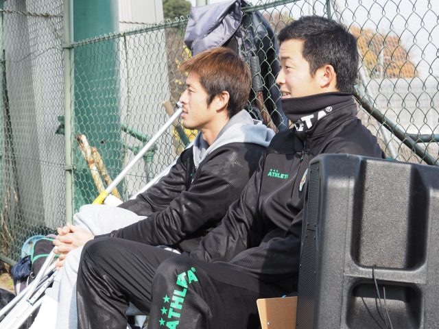 リハビリ中により見学する、MF23田村直也とGK26太田岳志。「足首があまりに痛くて、最終節のあとに手術。キャンプには間に合います」（田村）。闘魂でプレーしていたんだなあ。