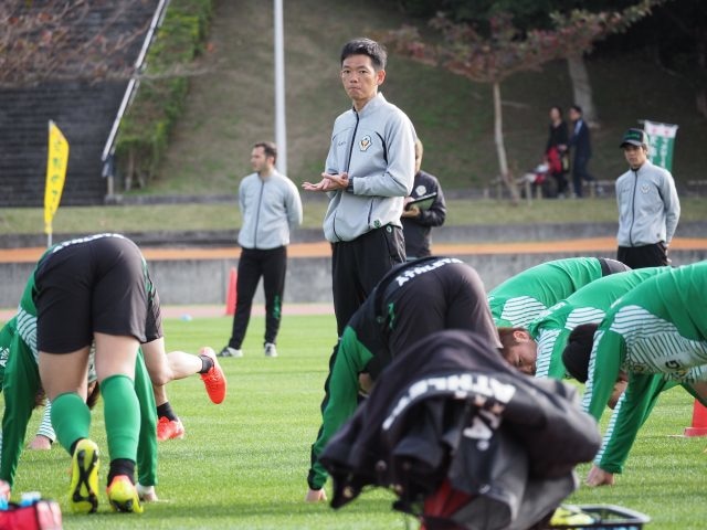 選手のコンディションを管理する、青柳雅人フィジカルコーチ。横浜F・マリノスや徳島ヴォルティスのアカデミーで仕事をしてきた経歴を持つ。