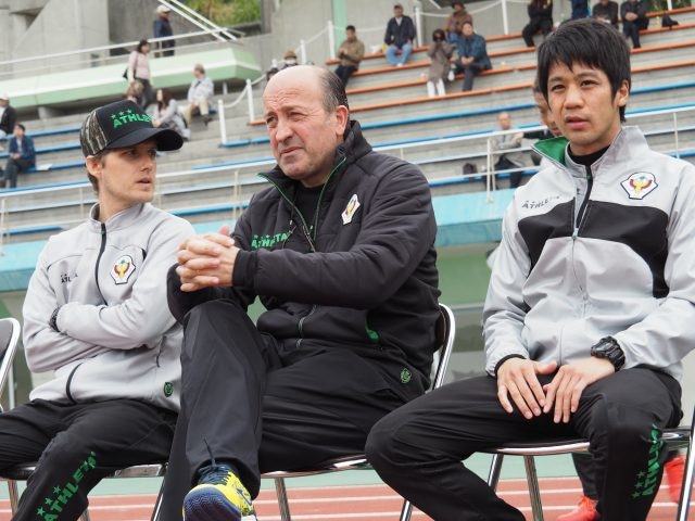 2017シーズンから東京ヴェルディを率いることになったロティーナ監督（中央）。両脇を固めるのは、イバンコーチ（左）と小寺真人通訳。