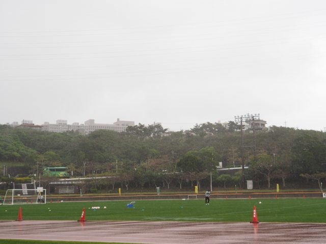 ついに沖縄キャンプ最終日。チームは9時半からトレーニングを行い 食事と身支度を済ませ、午後の便で東京に帰る。ところが、よりによってこの暴風雨ですよ。