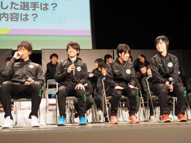 新加入選手のトークショー。右から、GK21西村清花、MF16原衣吹、MF38梶川諒太、GK34内藤圭佑。