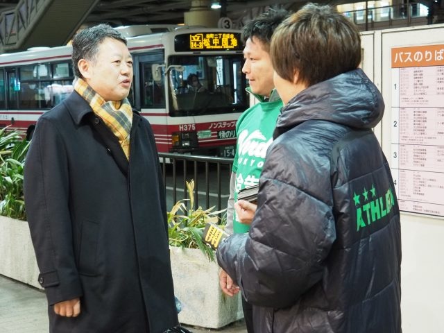 偶然通りかかった、立川市の田中良明副市長。いいところでお会いできました。やってますよ、ヴェルディは。