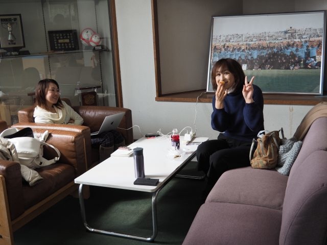 今年もよろしくねと、リポーターの高木聖佳さんとライターの上岡真里江さん。