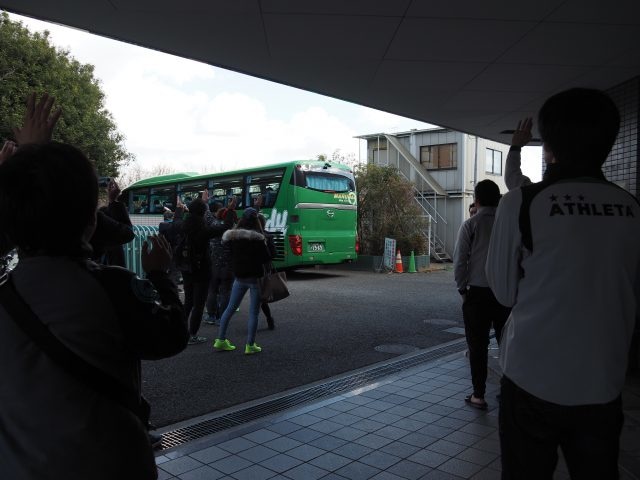 盛大な東京ヴェルディコールとともに、バスを見送った。
