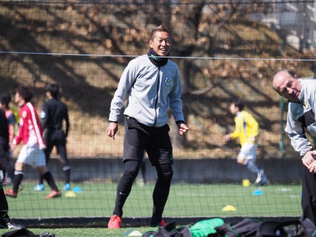 チームに明るさを注入する藤吉信次コーチ。