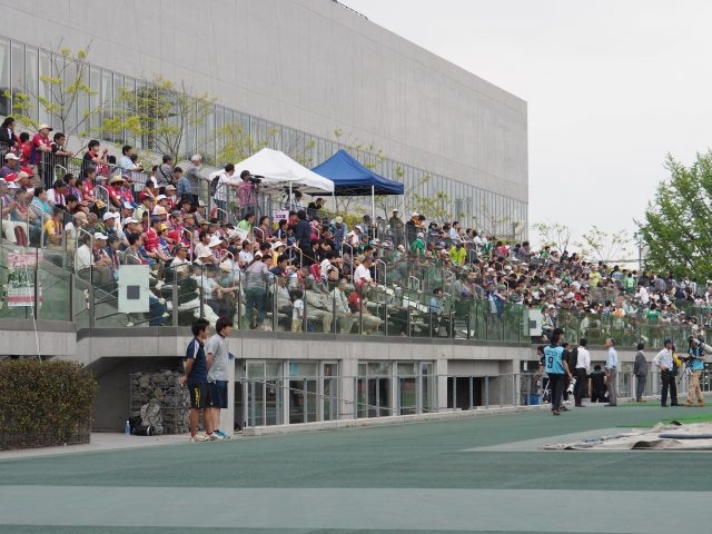 お天気もよく、鈴なりの観客。このあと隣の味の素スタジアムで行われる、東京ヴェルディの試合とのはしご観戦という人も多かった。