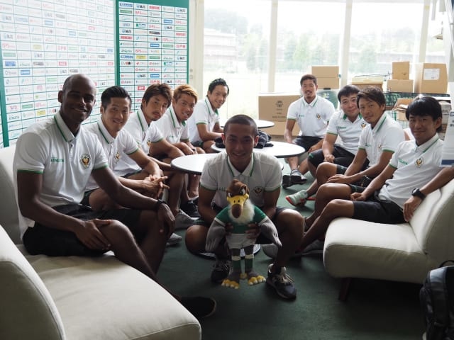 東京ヴェルディビーチサッカーチームの選手たちが、トップチームの練習見学にやってきた。