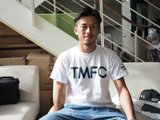 アパレルブランド『TMFC』をスタートした田村直也。このＴシャツは近日中に発売予定。収益の一部が宮城県サッカー協会などに寄付される。