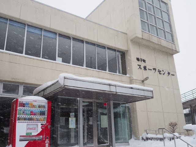 会場となった鳴子スポーツセンター。スクールの2日間は、あいにくの大雪に見舞われた。