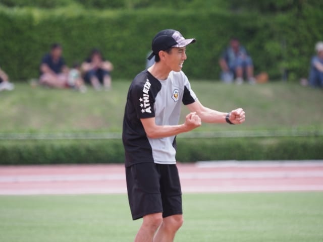 もっとこうだろと永田雅人。気合いのポーズではなく、選手の位置関係を指しております。