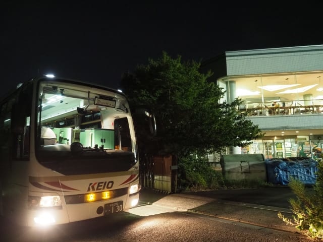 夜のチームバスの見送りは初めてのことだ。