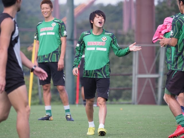 ほらよとビブスを放る梶川諒太。FC岐阜戦もその走力に期待。