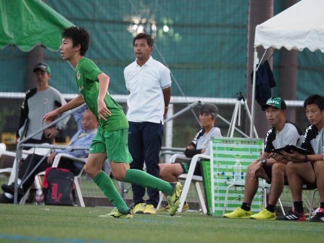 の後ろには、永井秀樹監督をはじめ、コーチングスタッフの面々。