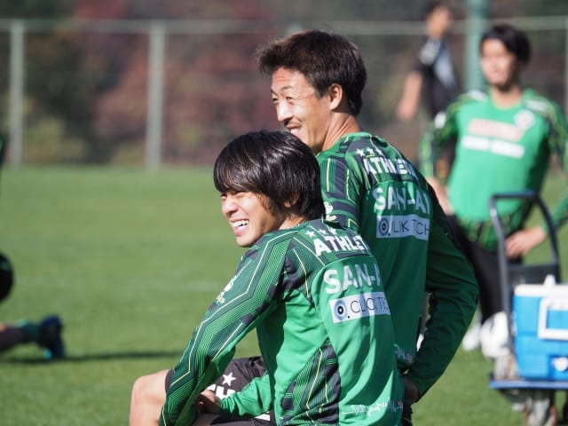 若狭大志と梶川諒太は、ゴールキーパーの練習を見ながら愉快そうに笑う。