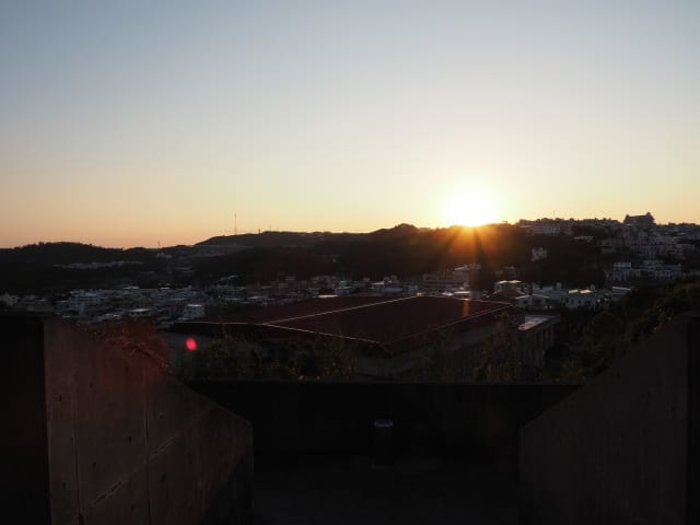 高台にある西原町民陸上競技場からの景色。トレーニング開始の時点で、すでに日が落ちかけている。