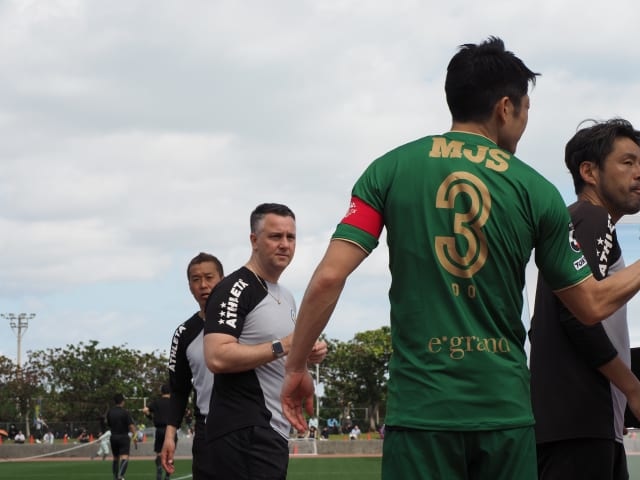 新加入の近藤直也がキャプテンに就任。今季も背番号3と腕章はセットだ。