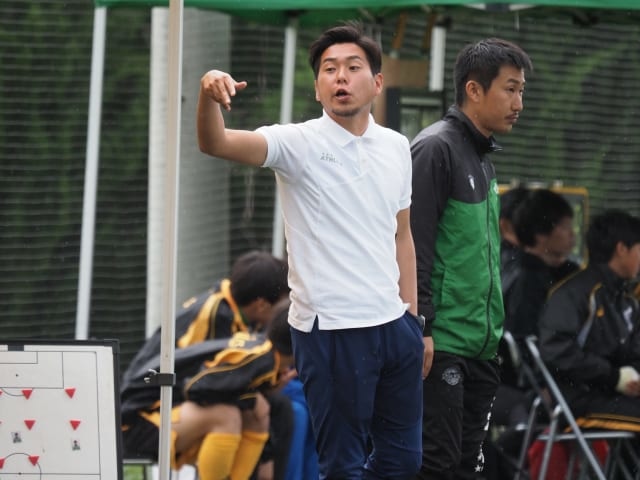 4月から中央国際を率いることになった東京V普及コーチの赤坂幸紀監督（左）。植田文也コーチとともに指導にあたる。