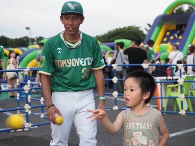 『東京ヴェルディ・バンバータの田中彰内野手と少年。投げ方が独特！』2019.8.11