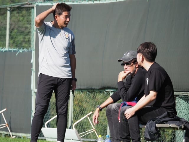 10月30日のトレーニングには、ラモス瑠偉アドバイザーの姿が。さしもの永井秀樹監督もお頭を前に恐縮しきり。