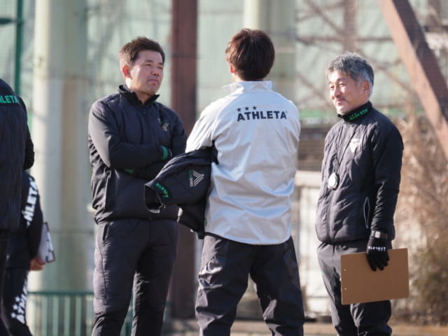 永井秀樹監督、新任の吉武博文コーチ、江尻篤彦強化部長の三者会談。
