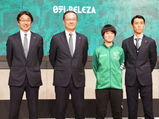 右から、ベレーザの永田雅人監督、新加入のDF伊藤彩羅、羽生社長、竹本一彦女子部門ゼネラルマネージャー。