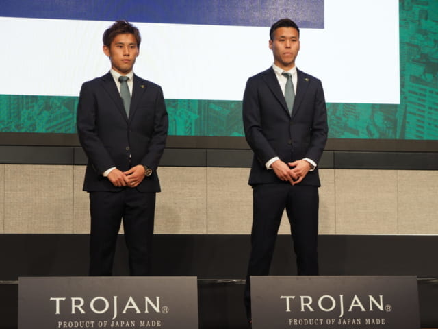 オフィシャルスーツは、今季もTROJAN。昨年に引き続き登場の奈良輪雄太。スーツを着せたくなる何かがあるのだろう。