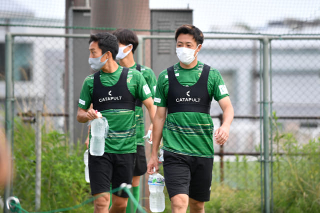 トレーニングの前後はマスクを装着し、3つのグループに分かれて行動。感染の拡大予防に余念がない。　©TOKYO VERDY
