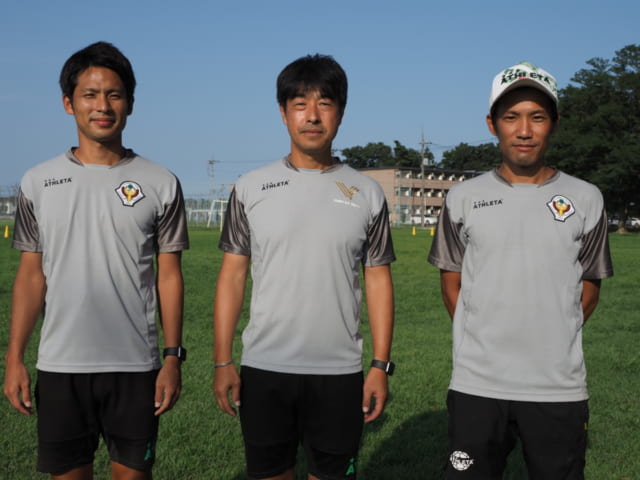 左からヴェルディS.S.小山の遠藤省太コーチ、石田博之監督、中島耕平コーチ。