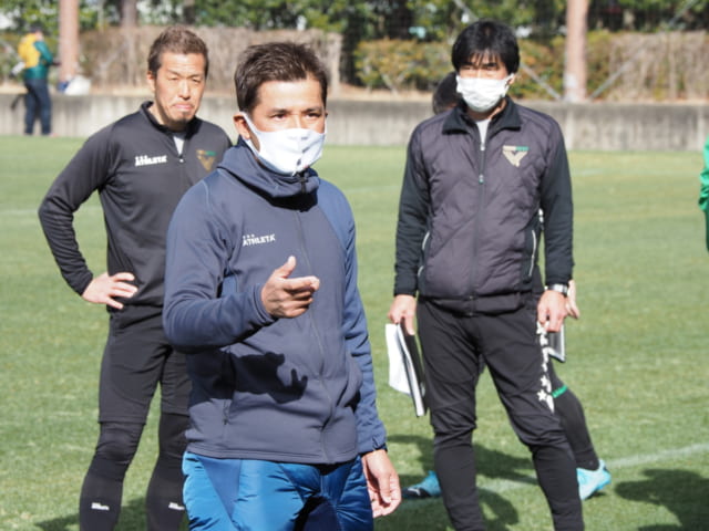 開始前、永井秀樹監督が熱い口調で選手たちに語りかける。後ろは藤吉信次コーチと新任の堀孝史コーチ。