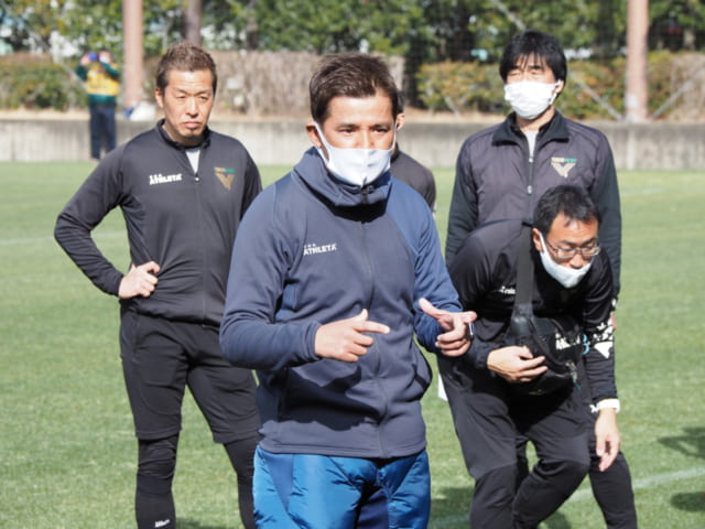 選手たちに発破をかけ、強くプッシュする永井秀樹監督。
