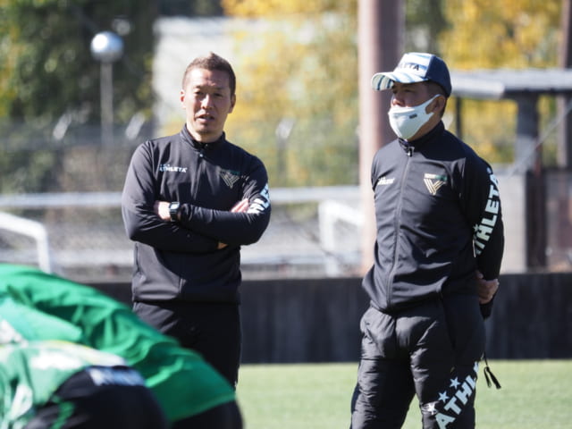 盟友である永井秀樹監督と藤吉信次コーチ。役割を分担し、チームづくりを行っている。