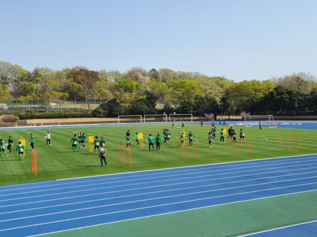 鮮やかなブルーのトラックが目に飛び込んでくる。