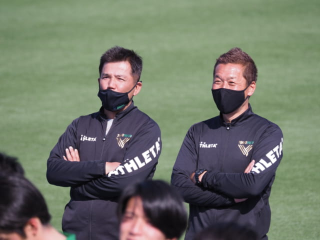 永井秀樹監督と藤吉信次コーチ。ともにユースを指導した経験を持ち、タッグを組んでチームづくりに取り組んでいる。