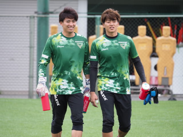今季まだ出場機会のない長沢祐弥（右）と佐藤久弥。たったひとつのポジションをめぐる競争は厳しいが、シーズンは半分以上残っており何があるかわからない。