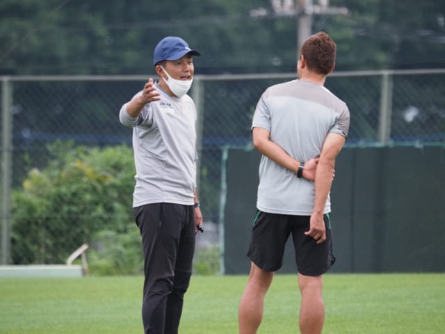 藤吉信次コーチと話す永井秀樹監督。シーズン後半に向けて、チームづくりをどのように進めていくのか。