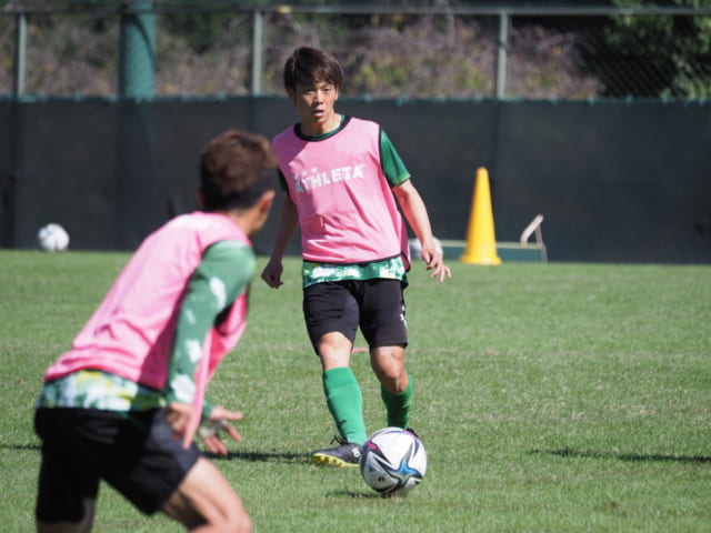 ゲーム形式のトレーニング、梶川諒太がボールを右へ左へさばく。