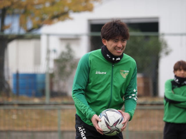 まずはプロデビューを目指す佐藤久弥。「課題はありながらも順調に伸びてますよ」と油原GKコーチ。