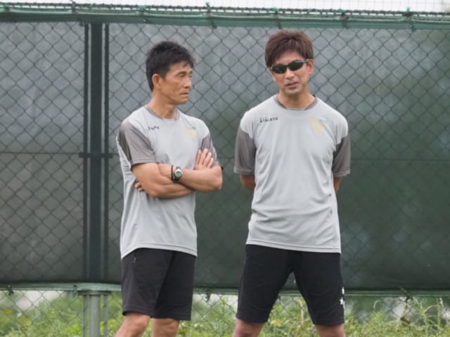 練習終了後、ピッチの脇で話し合う城福浩監督と江尻篤彦強化部長。