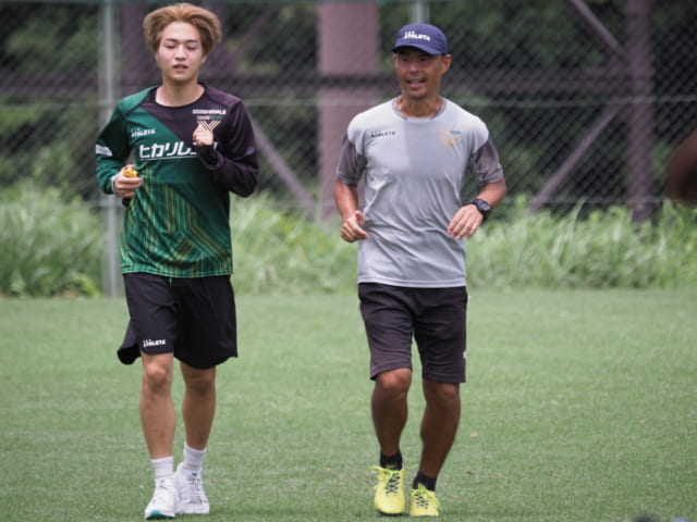 別メニュー調整中の石浦大雅は、保坂信之コーチとランニング。