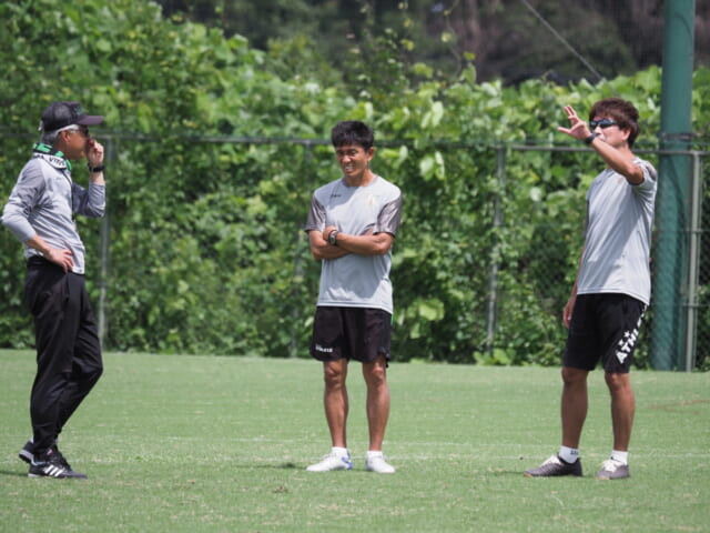 チームを束ねる城福浩監督と小倉勉ヘッドコーチ。江尻篤彦強化部長が現場の意向を汲みつつ、来季のチーム編成が進められている。